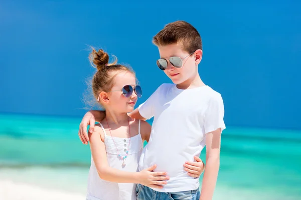 Barnen på stranden — Stockfoto