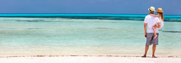 Padre e figlia in spiaggia — Foto Stock