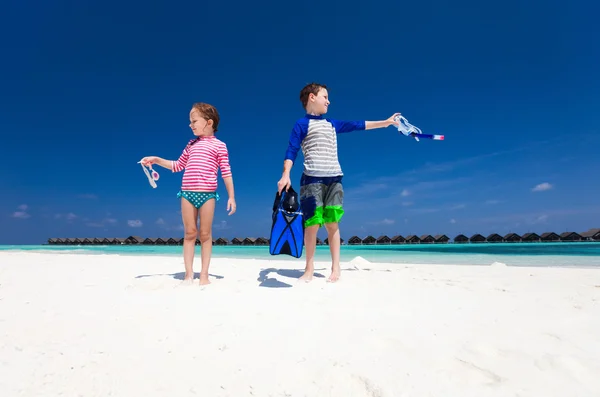 Kinderen plezier op strand — Stockfoto