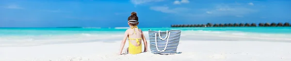 Kleines Mädchen im Urlaub — Stockfoto