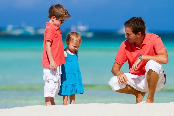 Vader en kinderen op vakantie — Stockfoto