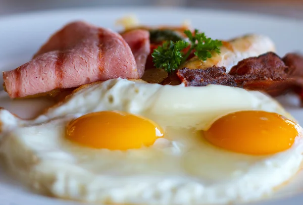 Завтрак с яичницей — стоковое фото