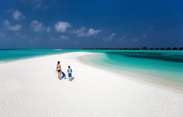 Mãe e filho na praia tropical — Fotografia de Stock