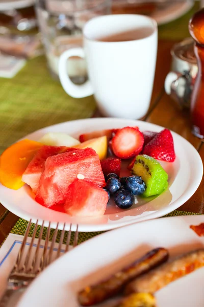 Desayuno con fruta fresca y café —  Fotos de Stock