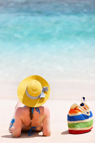 Mujer joven relajándose en la playa — Foto de Stock