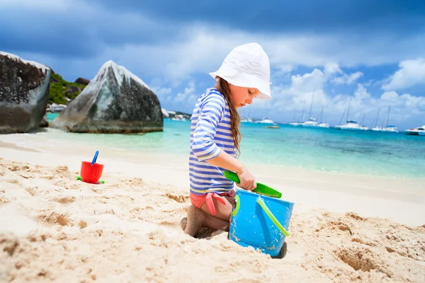 Adorable niña en la playa — Foto de Stock