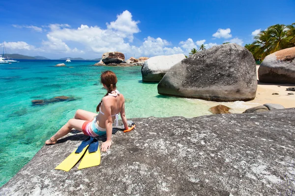 Frau mit Schnorchelausrüstung am tropischen Strand — Stockfoto