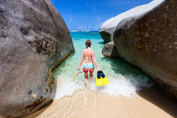 Mulher com equipamento de snorkeling na praia tropical — Fotografia de Stock