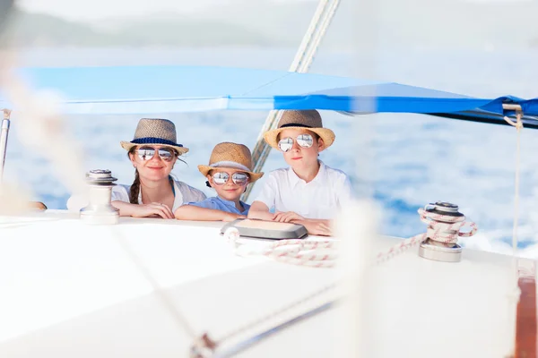 Madre e bambini allo yacht di lusso — Foto Stock