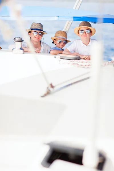 Madre e bambini allo yacht di lusso — Foto Stock