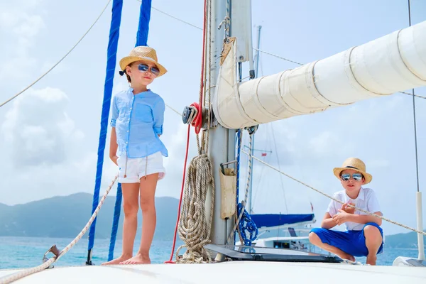 Bambini a yacht di lusso — Foto Stock