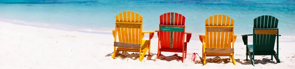 Kleurrijke stoelen op Caribisch strand — Stockfoto