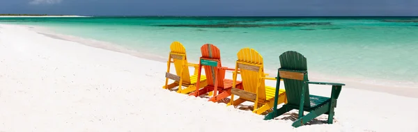 Cadeiras coloridas na praia do Caribe — Fotografia de Stock