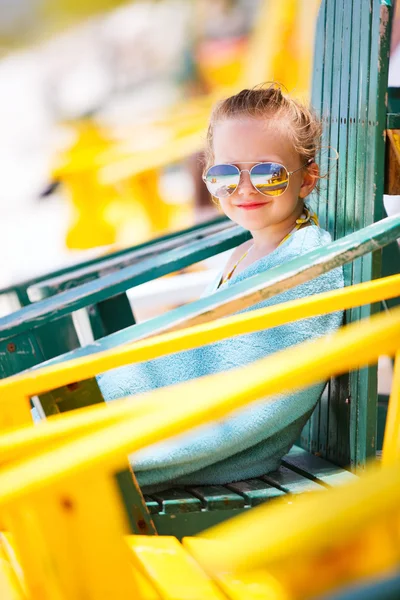 Menina relaxante em cadeira colorida na praia — Fotografia de Stock