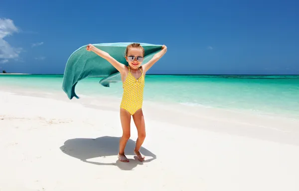 Menina bonito se divertindo em férias na praia — Fotografia de Stock