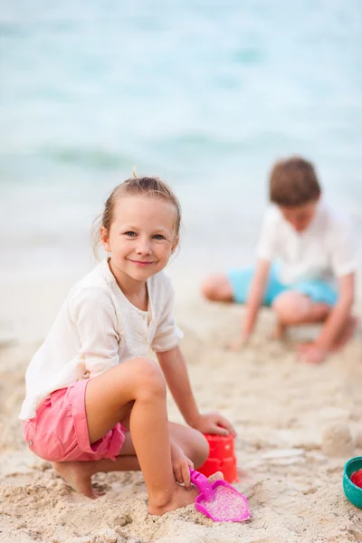 Twee kinderen spelen op strand — Stockfoto