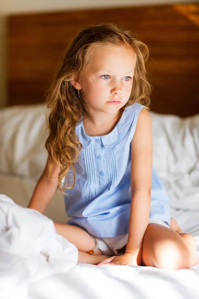 Lief klein meisje in lichte blauwe pyjama — Stockfoto