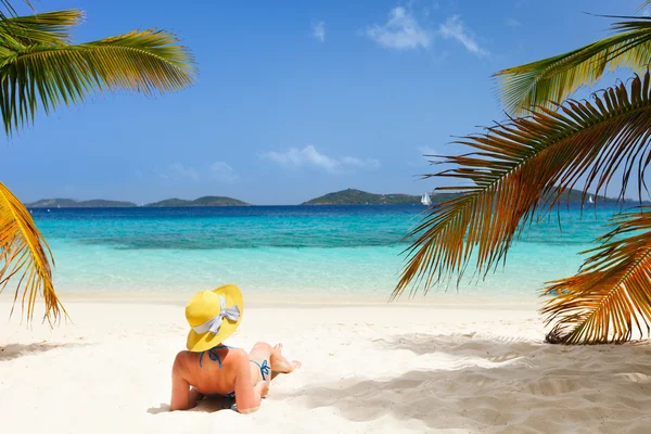 Jeune femme se relaxant à la plage — Photo