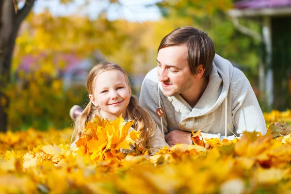 父亲和女儿的户外活动，在秋季的一天 — 图库照片