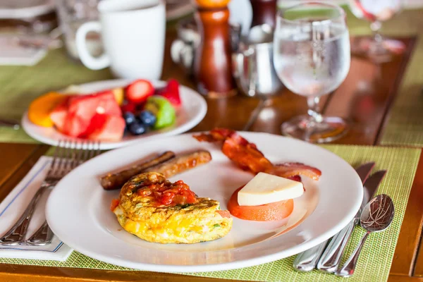 Frukost med omelett, färsk frukt och kaffe — Stockfoto