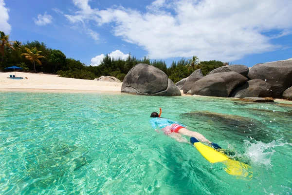 Mulher snorkeling em águas tropicais — Fotografia de Stock