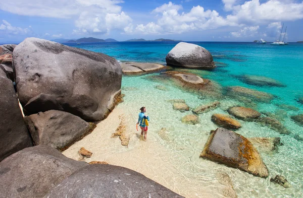 Kobieta z snorkeling sprzęt na tropikalnej plaży — Zdjęcie stockowe