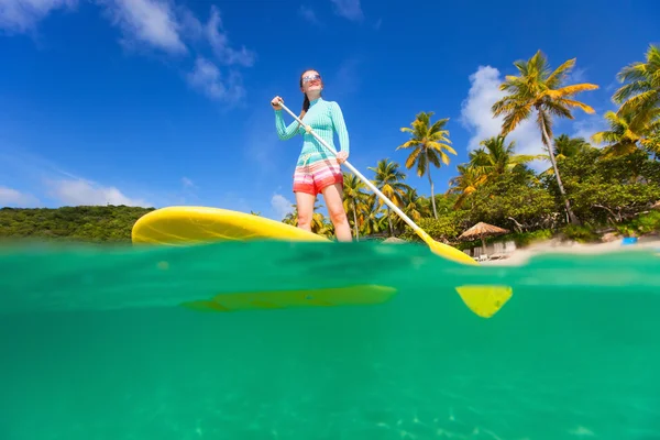 Jonge, sportieve vrouw op vakantie — Stockfoto