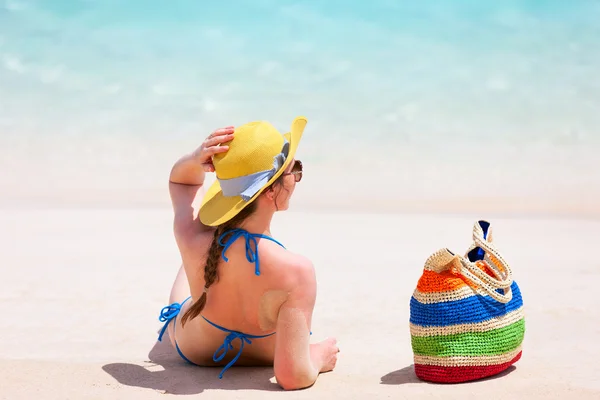 Young woman relaxing at beach — Stock Photo, Image