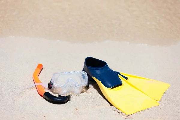 Équipement de plongée avec tuba sur sable — Photo