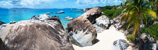 Bella spiaggia tropicale ai Caraibi — Foto Stock