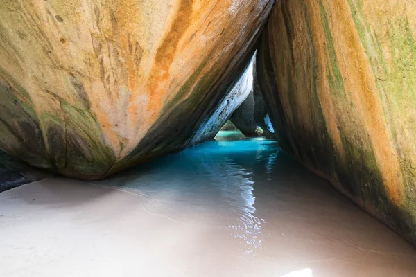 Tropik sahilde mağara — Stok fotoğraf