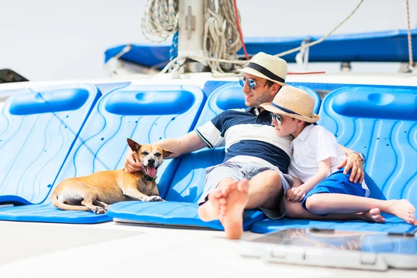 Семейное плавание на роскошной яхте — стоковое фото