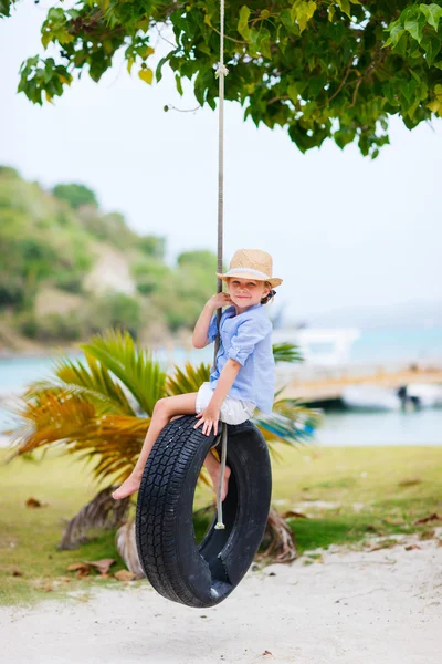 Holčička na pneumatiky swing — Stock fotografie