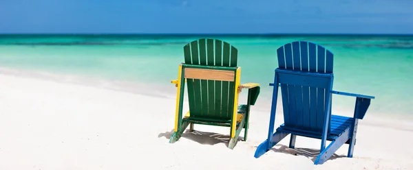 Colorful lounge chairs at Caribbean beach — Stock Photo, Image