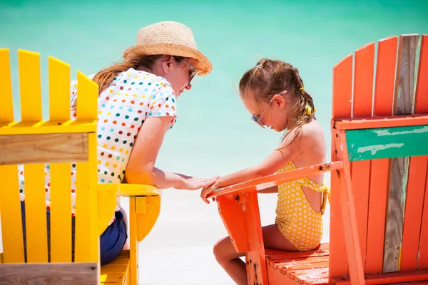 Mutter und Tochter am Karibikstrand — Stockfoto