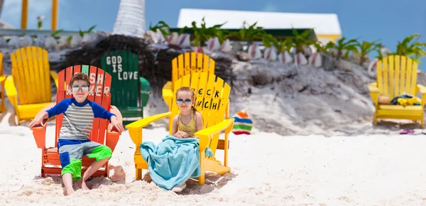 Barn på strandferie – stockfoto