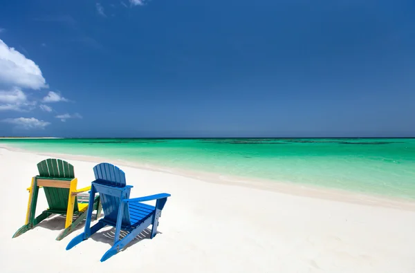 Cadeiras de lounge coloridas na praia caribenha — Fotografia de Stock