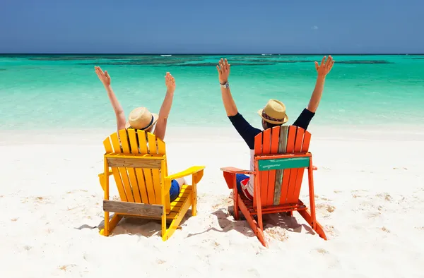 Casal na praia tropical — Fotografia de Stock