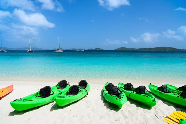 Kayaks en la playa —  Fotos de Stock