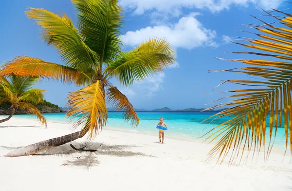 Bela praia tropical no Caribe — Fotografia de Stock