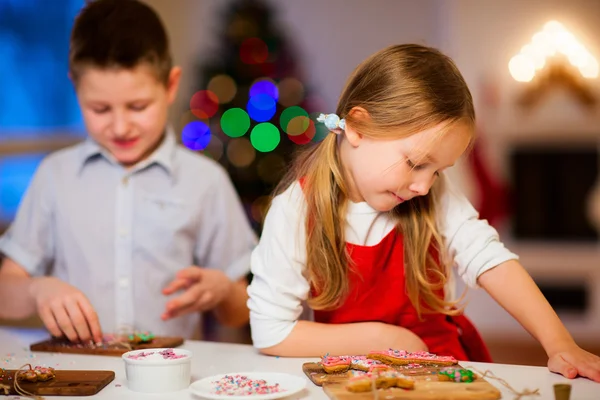 Kinder backen Weihnachtsplätzchen — Stockfoto