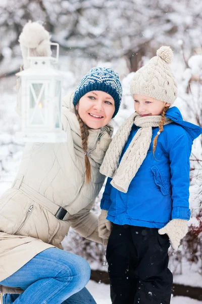 Matka a dcera s vánoční Lucerna — Stock fotografie
