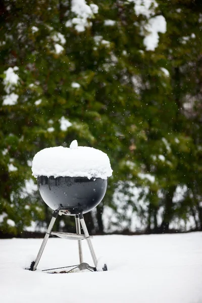 Grill grill dekket med snø – stockfoto