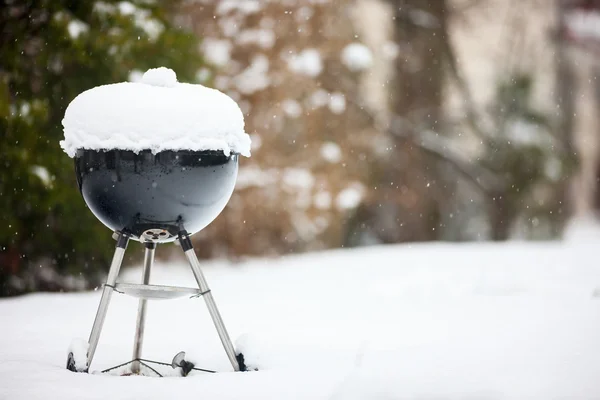 Grill mit Schnee bedeckt — Stockfoto