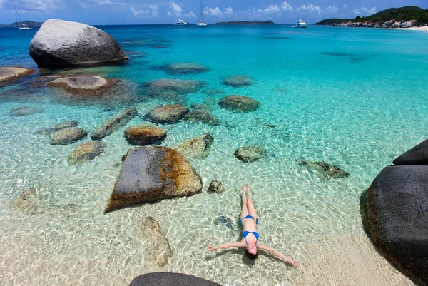 Mulher nadando no oceano tropical — Fotografia de Stock