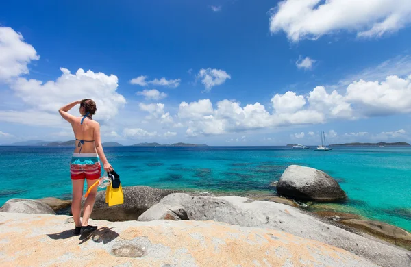 Frau schwimmt im tropischen Ozean — Stockfoto