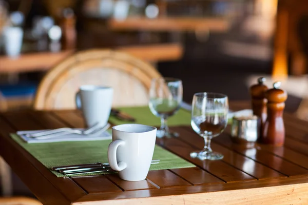 Mesa servida no restaurante — Fotografia de Stock