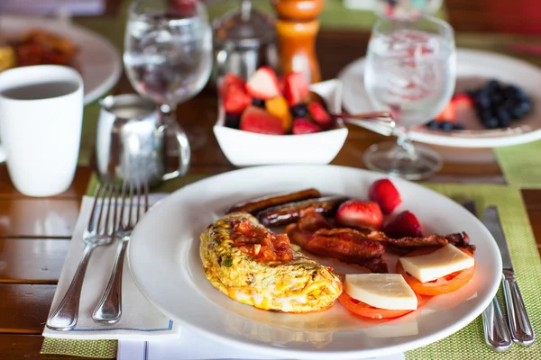 Breakfast with omelet, fresh fruits and coffee — Stock Photo, Image