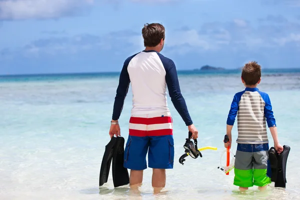 Pai e filho vão snorkeling — Fotografia de Stock