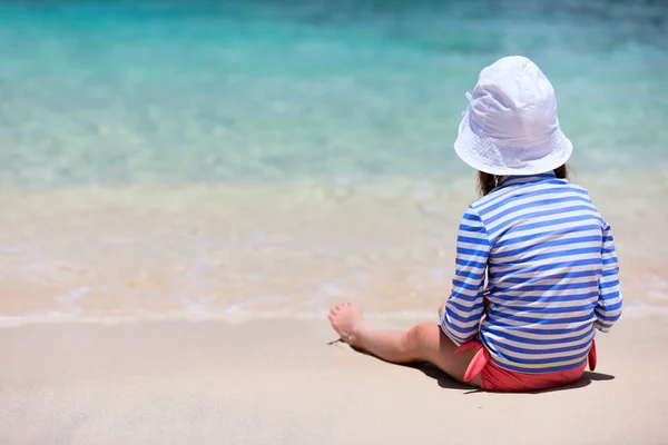 Criança em umas férias tropicais — Fotografia de Stock